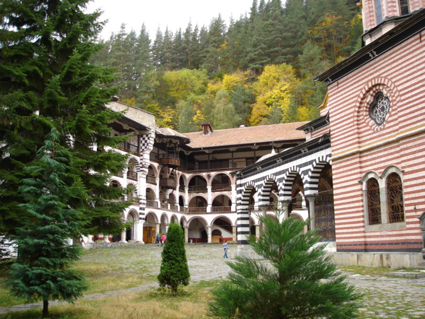Hof des Rilski Klosters
